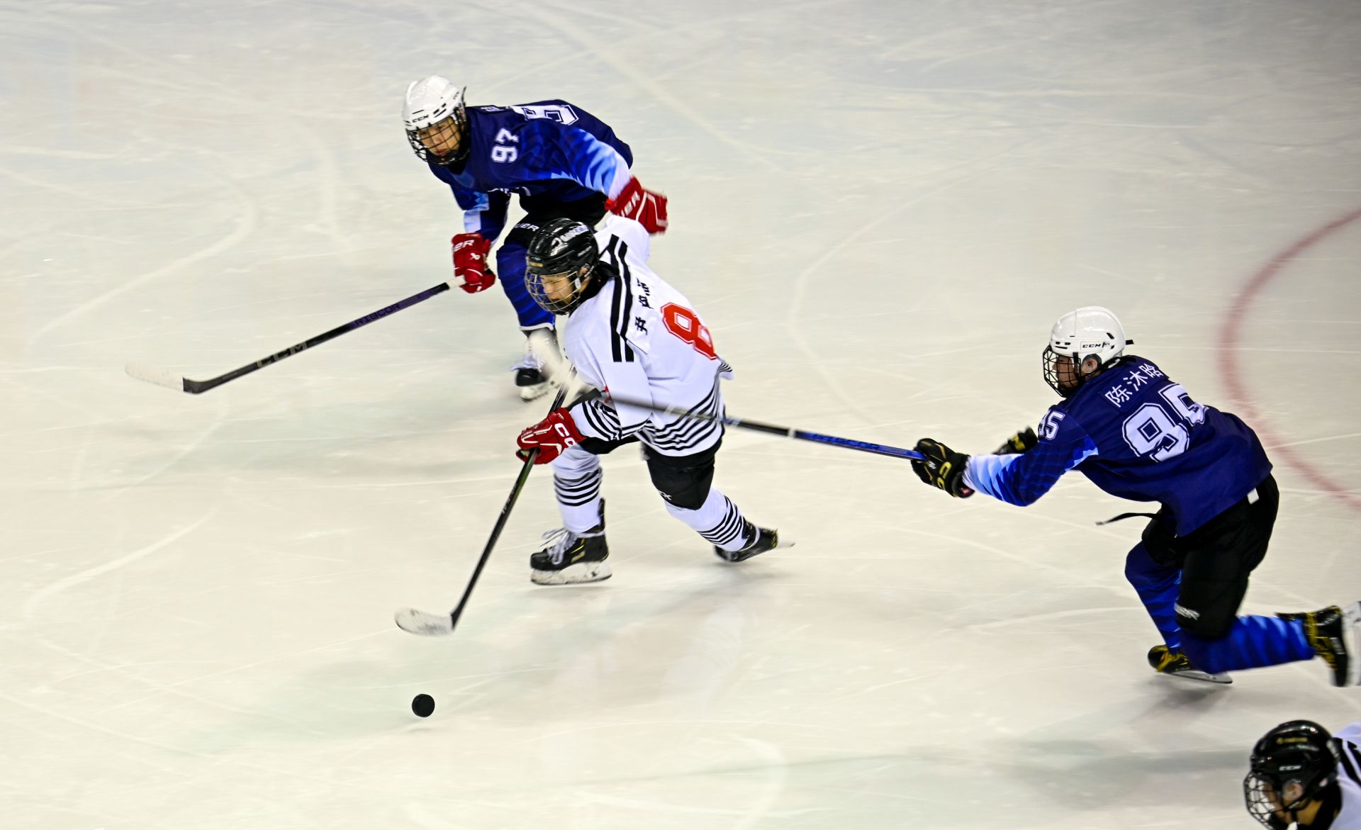 爱游戏在线-神仙对局！冰球比赛过程堪比大片