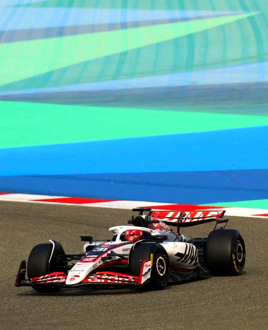 哈斯车队碾压红牛车队，汉密尔顿高光表现