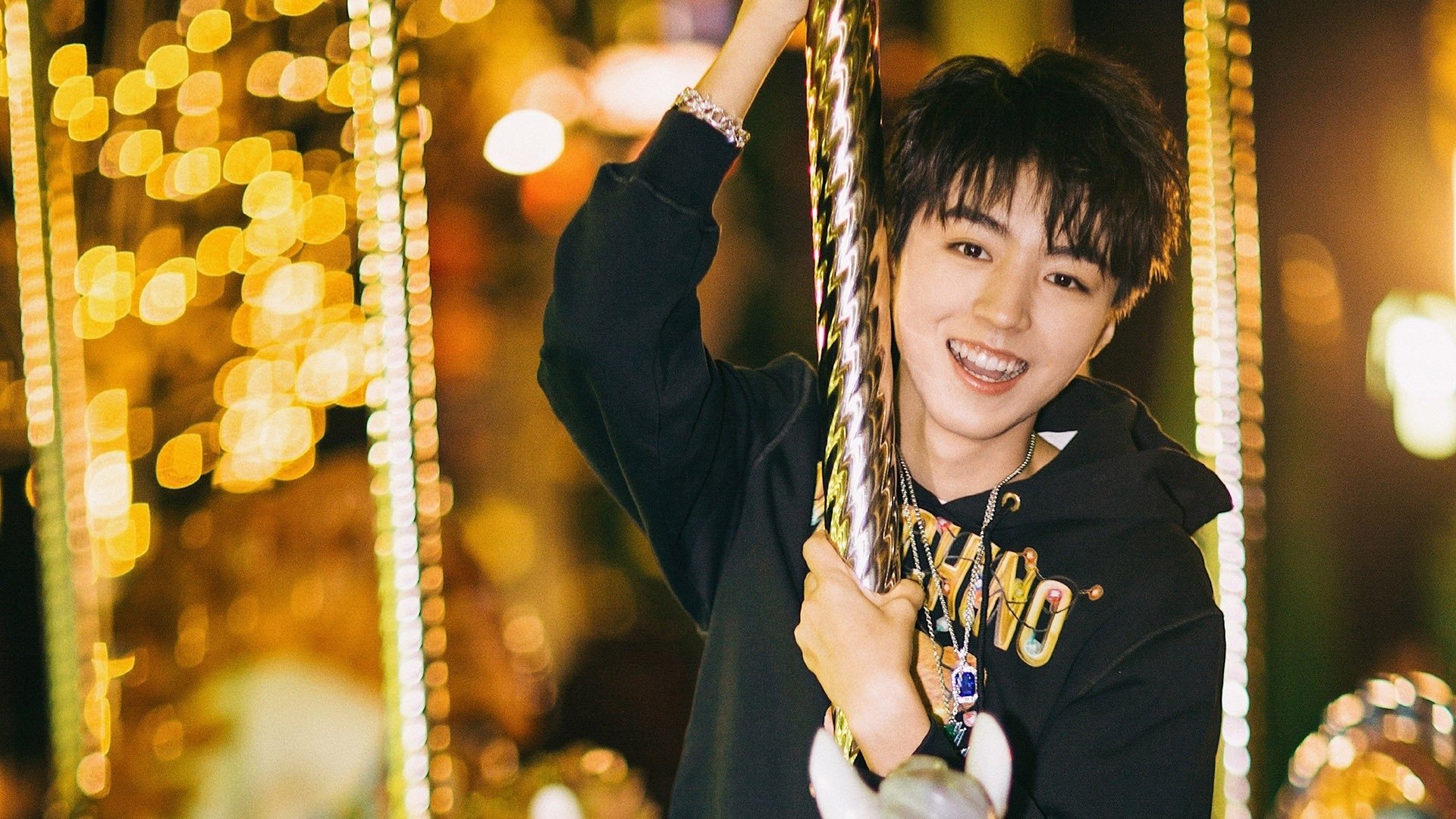 沥青赛道与硬木地板的共振，当老鹰硬仗取胜公牛，福克斯在F1街道赛接管比赛